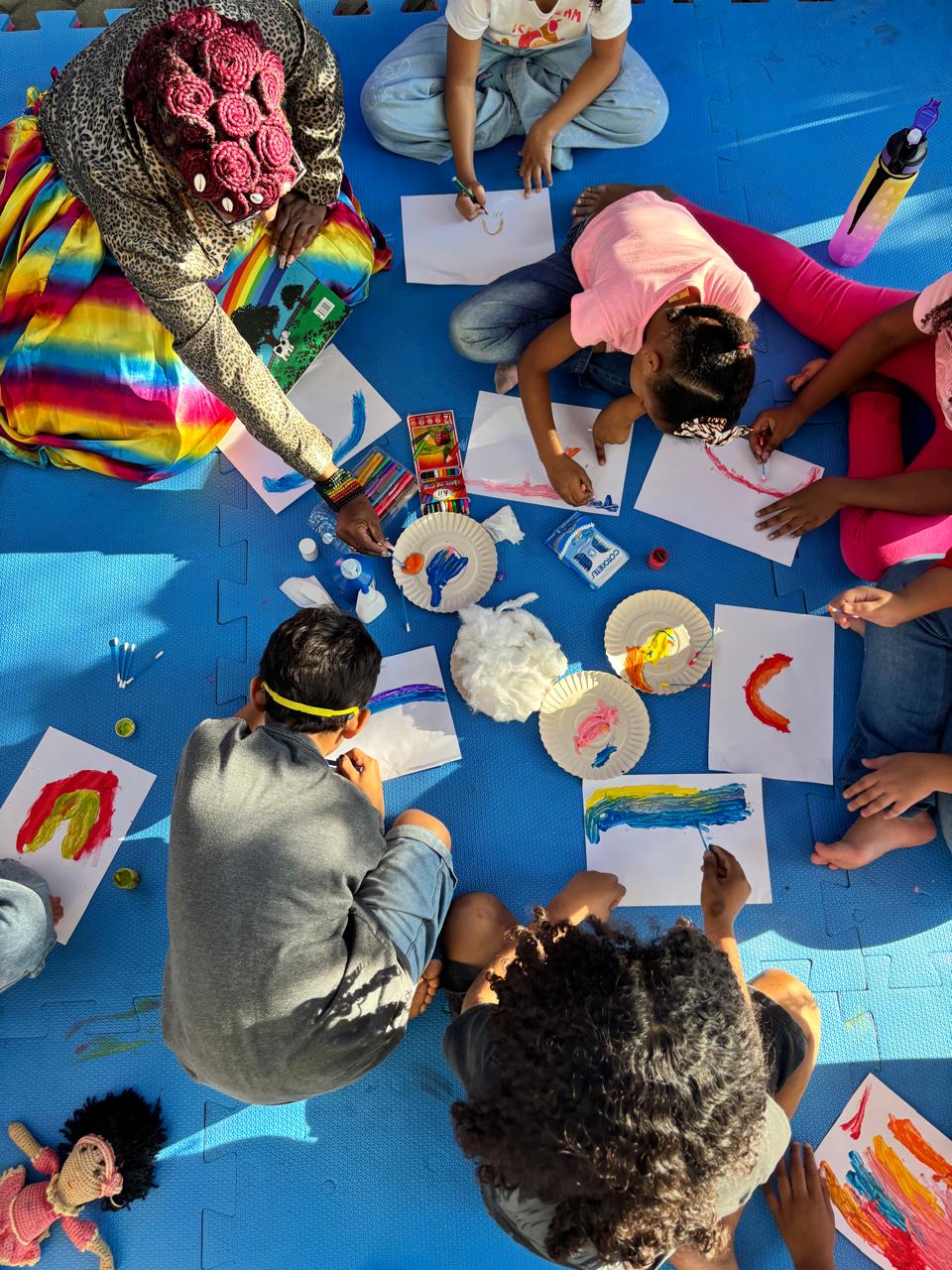 Arte com Recicláveis: Pintura livre com temas da natureza e utilização de tintas ecológicas