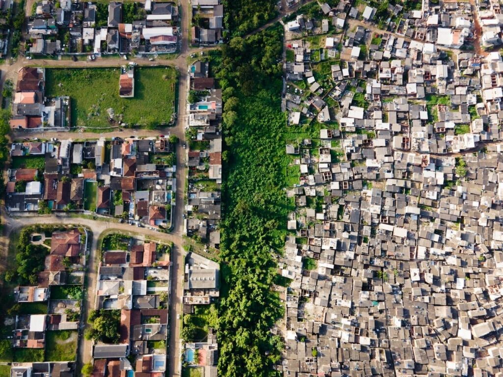 Correntes Invisíveis: Racismo Ambiental e Resistência Periférica