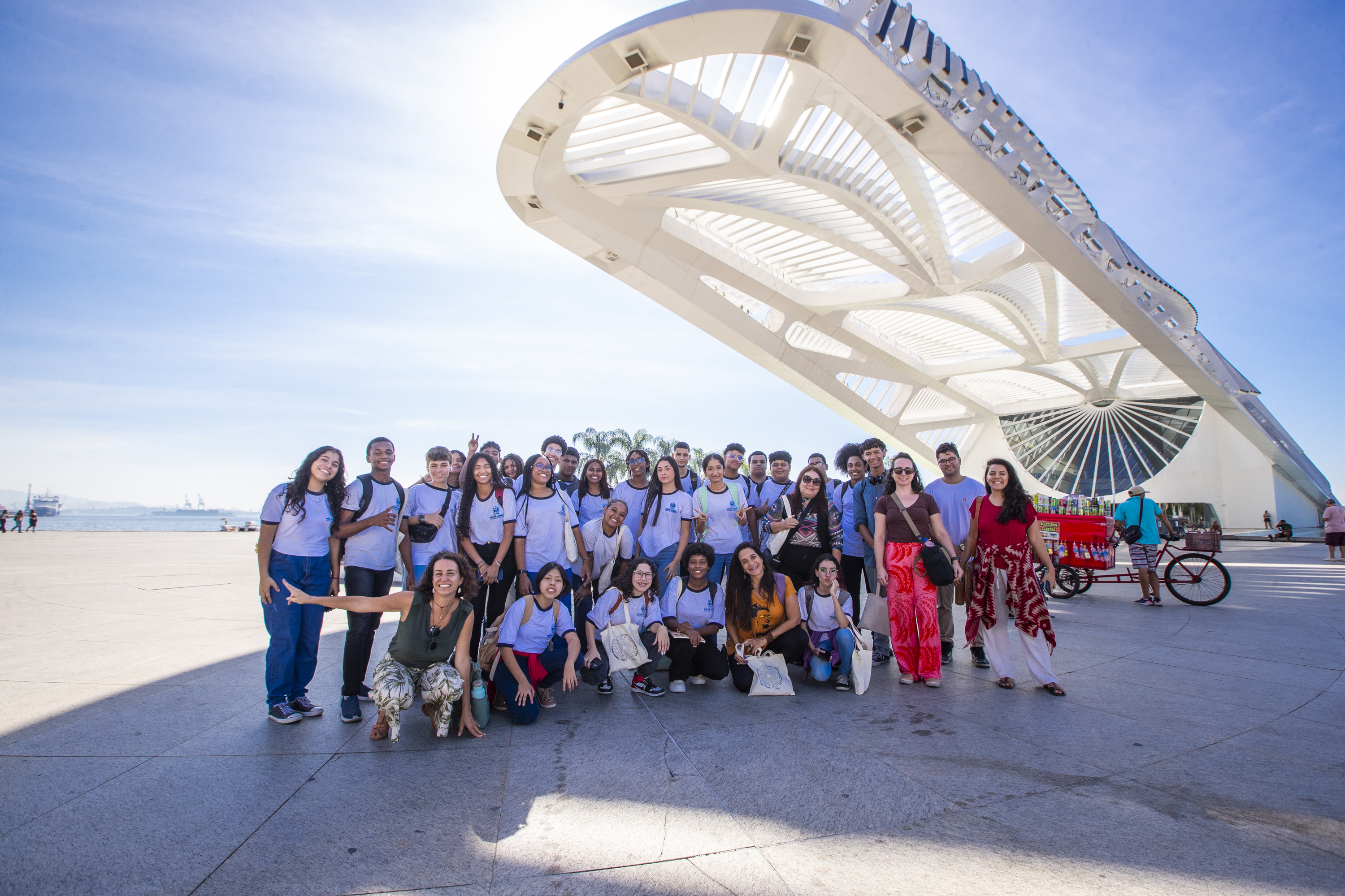 Alunos e educadores do CIEP 246